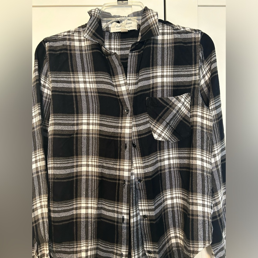 Cloth & Stone long sleeve button down flannel in grey and black plaid.